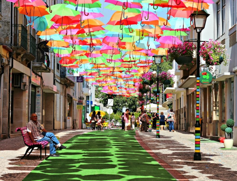0 8e1e2 918961a2 orig 800x611 Разноцветные зонтики на улицах Португалии