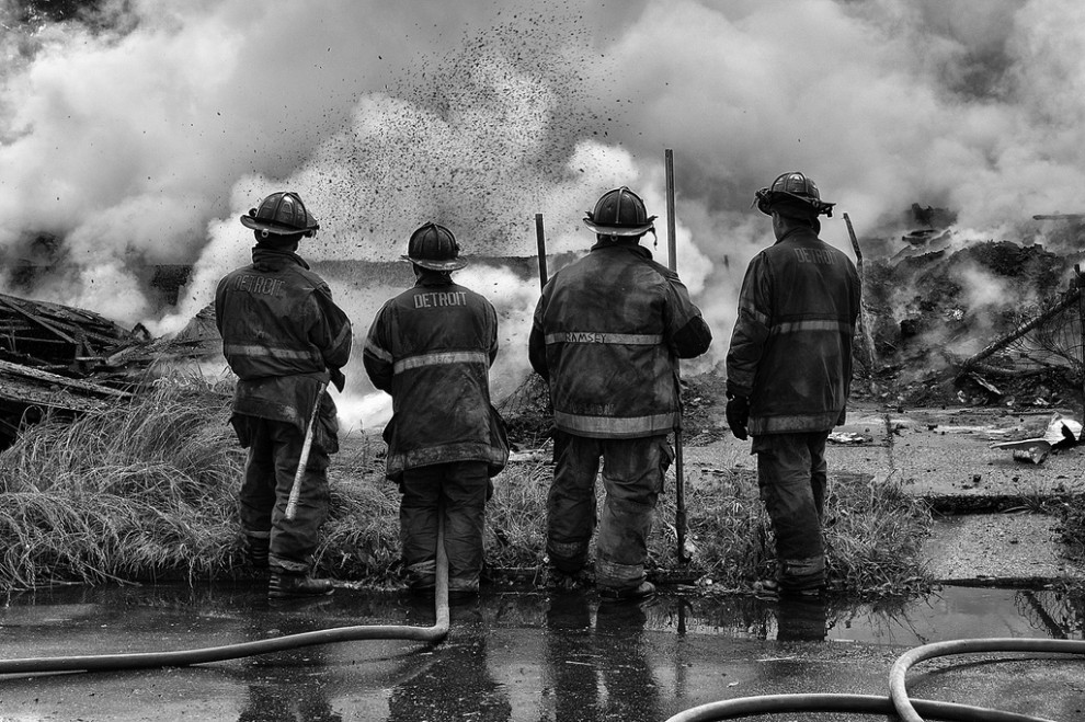 fire02 990x659 Фотопроект «Больше, чем работа» Брайана Дэя