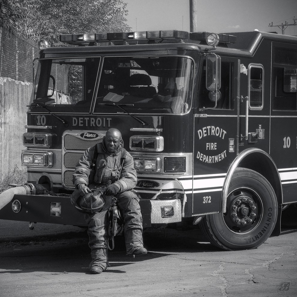 fire13 990x990 Фотопроект «Больше, чем работа» Брайана Дэя