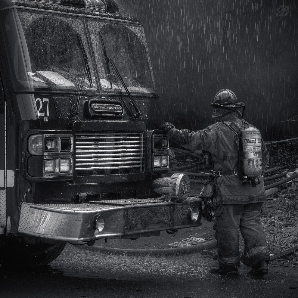fire17 990x990 Фотопроект «Больше, чем работа» Брайана Дэя