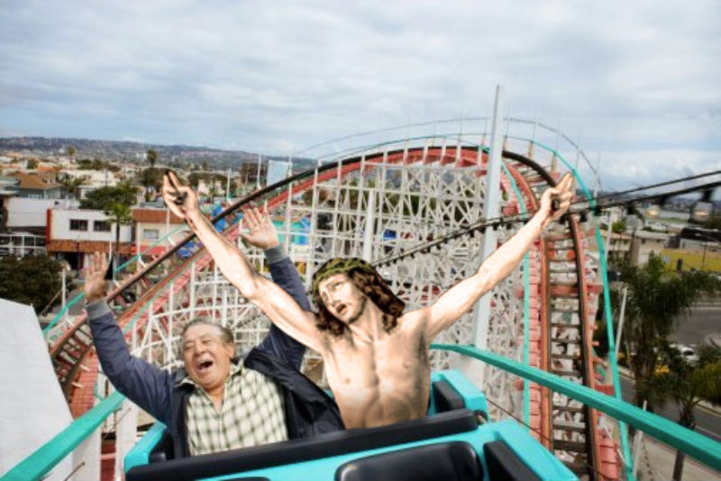 03Jesus Riding A Roller Coaster Фотопроект «Иисус повсюду»