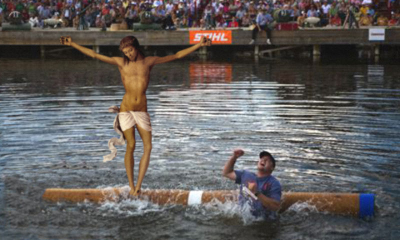 20Jesus Wins A Log Rolling Competition Фотопроект «Иисус повсюду»