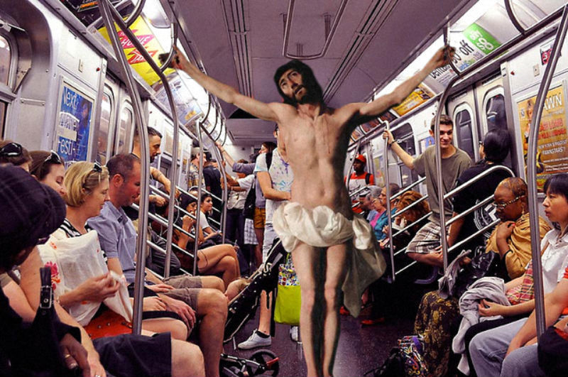 27Jesus Riding The Subway Фотопроект «Иисус повсюду»