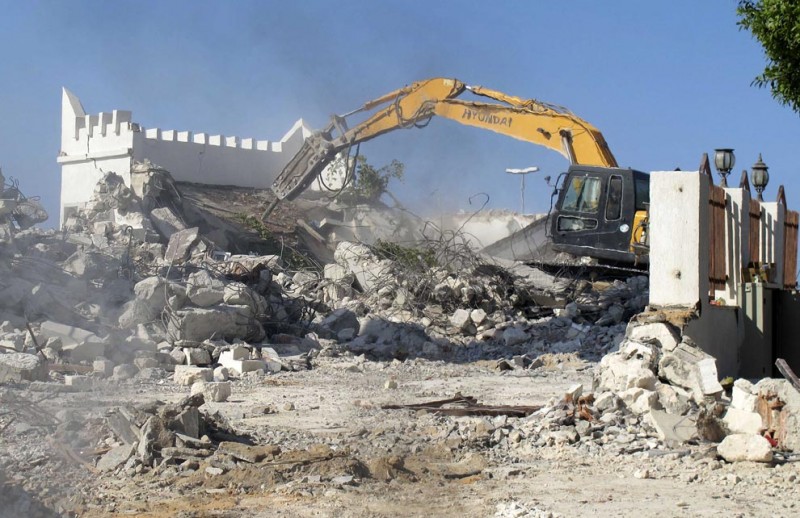 6Tripoli 20120825 800x518 Ливийские вандалы разрушили мечеть бульдозерами