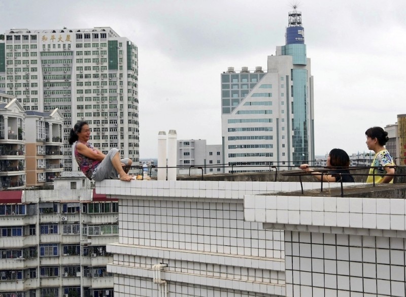 roof1 800x585 Женщина самоубийца на крыше в Китае