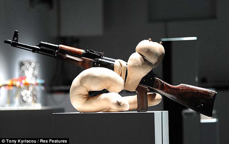 AK47 2 Нет оружию AK 47 превращен в произведение искусства