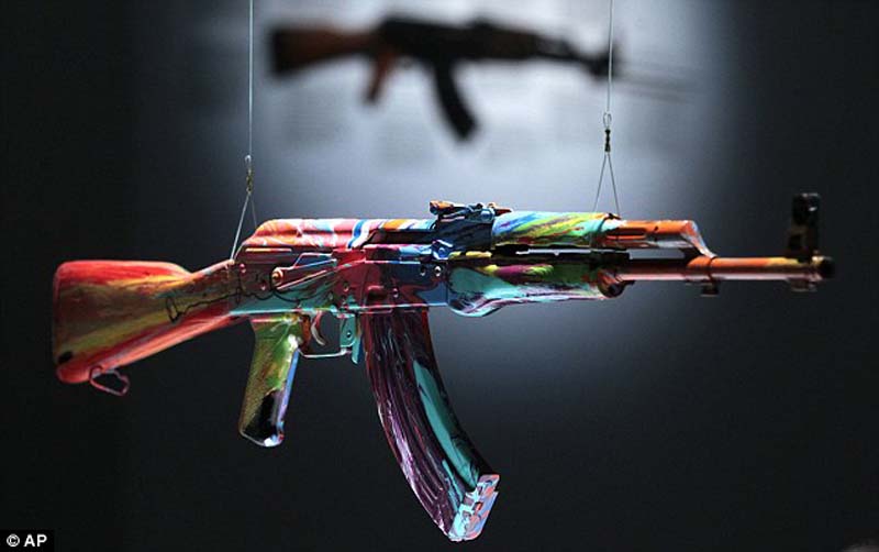 AK47 3 Нет оружию   AK 47 превращен в произведение искусства