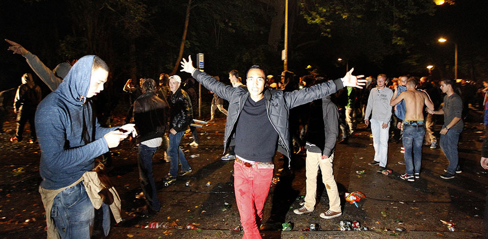 Facebook Riots in Haren 11 Из за ошибки на Facebook день рождения юной голландки перерос в беспорядки