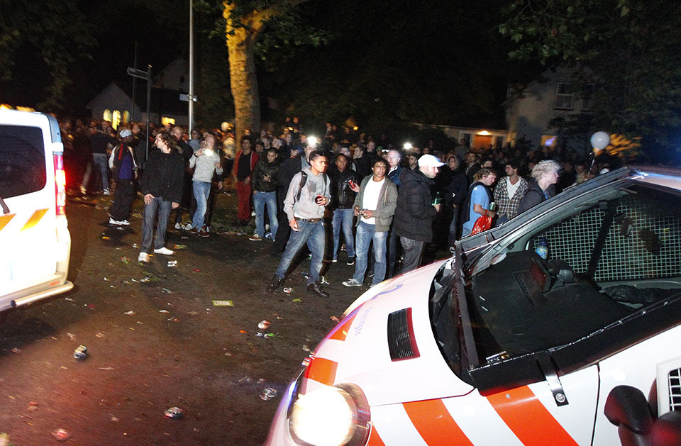 Facebook Riots in Haren 12 Из за ошибки на Facebook день рождения юной голландки перерос в беспорядки