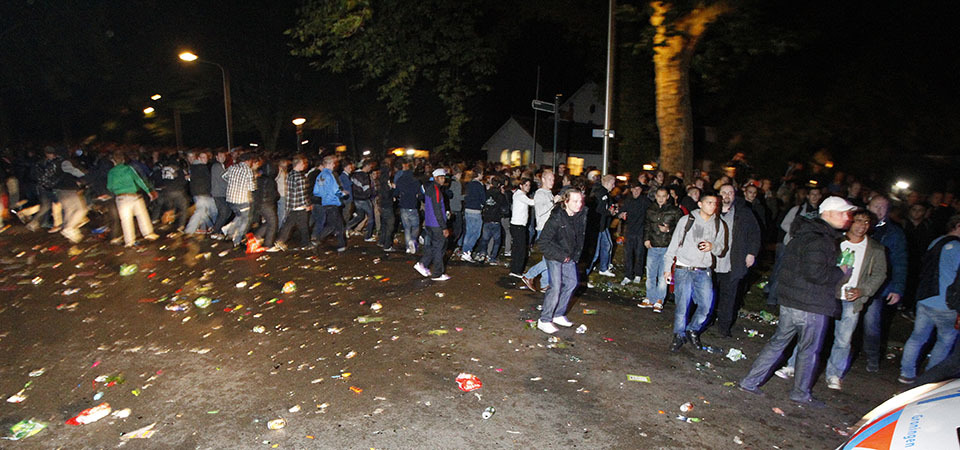 Facebook Riots in Haren 14 Из за ошибки на Facebook день рождения юной голландки перерос в беспорядки