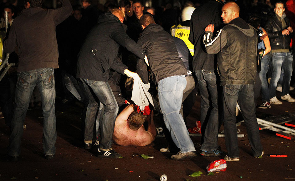 Facebook Riots in Haren 17 Из за ошибки на Facebook день рождения юной голландки перерос в беспорядки