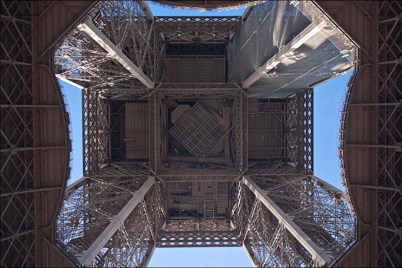 The Eiffel Tower 2 Эйфелева башня   вид снизу