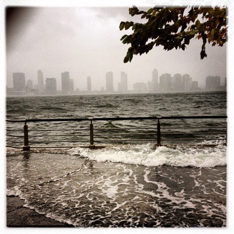 Capturing Sandy’s Wrath 9 Уникальные фотографии: в эпицентре урагана Сэнди