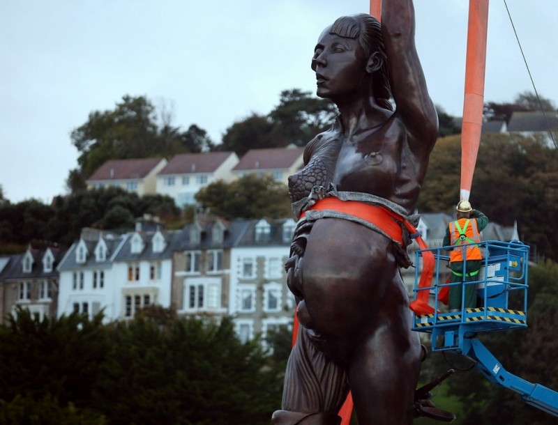 Matt Cardy 11 800x610 Дэмиен Херст шокировал британцев 20 метровой скульптурой беременной женщины