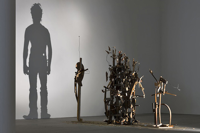 Shadow Sculptures 1 Невероятные скульптуры из груды мусора, света и тени  