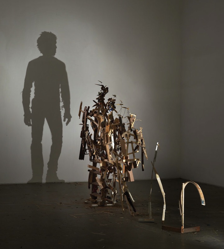 Shadow Sculptures 5 Невероятные скульптуры из груды мусора, света и тени  