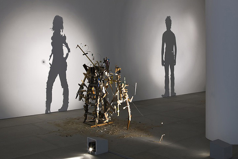 Shadow Sculptures 6 Невероятные скульптуры из груды мусора, света и тени  