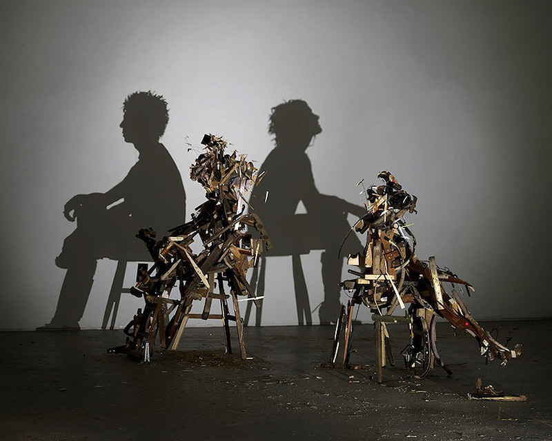 Shadow Sculptures 8 Невероятные скульптуры из груды мусора, света и тени  