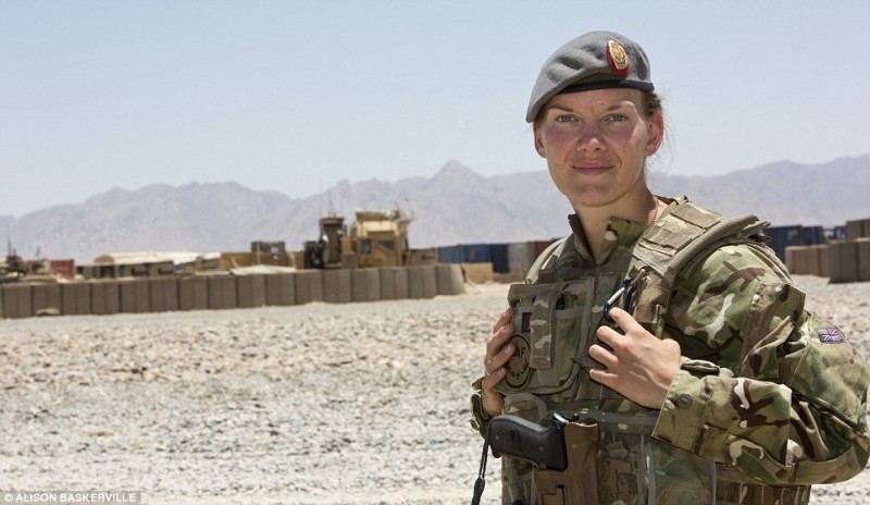 girls life in the Army 10 800x464 Будни британских женщин военнослужащих в Афганистане
