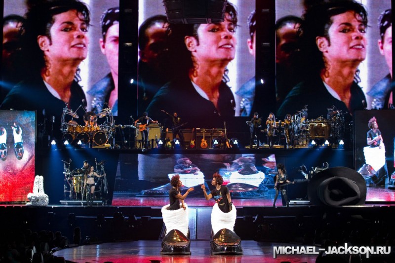 01 michael jackson.ru immortal world tour 800x533 Майкл Джексон в шоу Cirque du Soleil «Michael Jackson — The Immortal World Tour»