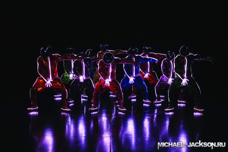 05 michael jackson.ru immortal world tour 800x533 Майкл Джексон в шоу Cirque du Soleil «Michael Jackson — The Immortal World Tour»