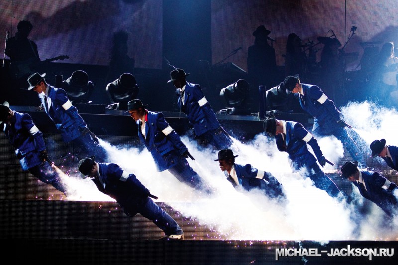 07 michael jackson.ru immortal world tour 800x533 Майкл Джексон в шоу Cirque du Soleil «Michael Jackson — The Immortal World Tour»