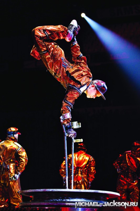 09 michael jackson.ru immortal world tour 533x800 Майкл Джексон в шоу Cirque du Soleil «Michael Jackson — The Immortal World Tour»