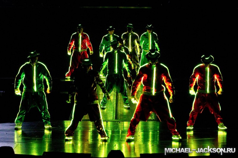 11 michael jackson.ru immortal world tour 800x533 Майкл Джексон в шоу Cirque du Soleil «Michael Jackson — The Immortal World Tour»