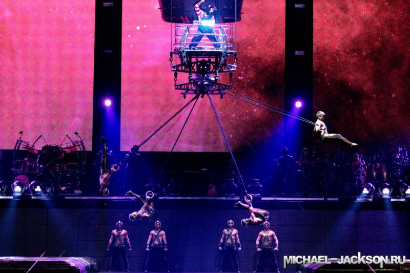 13 michael jackson.ru immortal world tour 800x533 Майкл Джексон в шоу Cirque du Soleil «Michael Jackson — The Immortal World Tour»