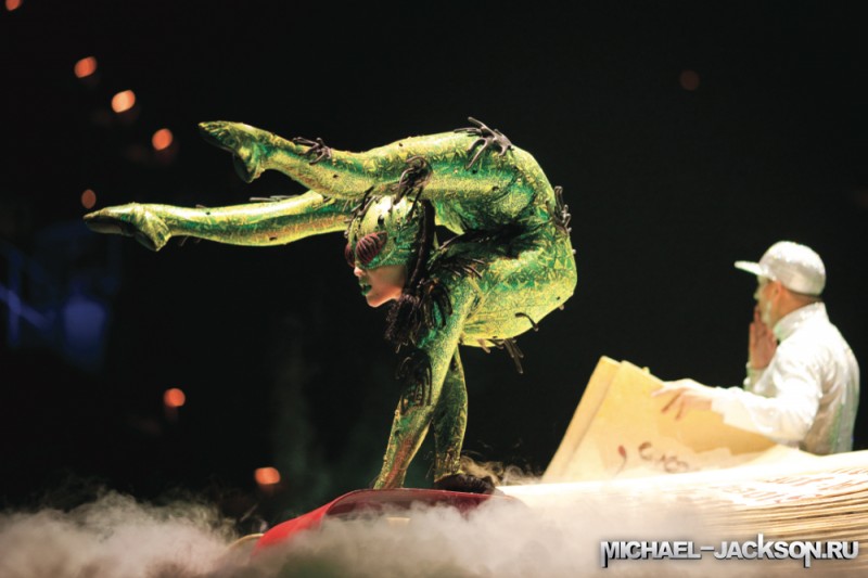 14 michael jackson.ru immortal world tour 800x533 Майкл Джексон в шоу Cirque du Soleil «Michael Jackson — The Immortal World Tour»