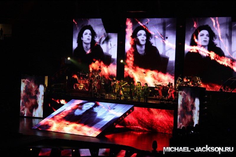 16 michael jackson.ru immortal world tour копия 800x533 Майкл Джексон в шоу Cirque du Soleil «Michael Jackson — The Immortal World Tour»
