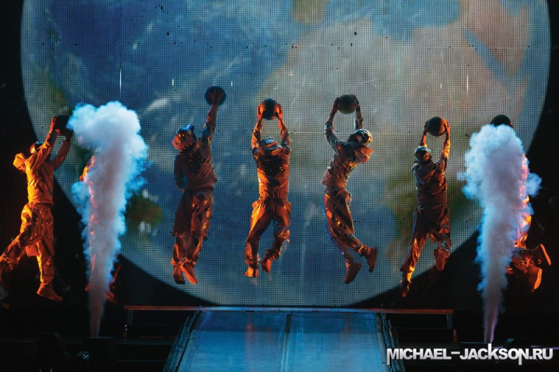 17 michael jackson.ru immortal world tour 800x533 Майкл Джексон в шоу Cirque du Soleil «Michael Jackson — The Immortal World Tour»