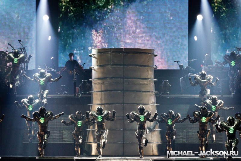 18 michael jackson.ru immortal world tour 800x533 Майкл Джексон в шоу Cirque du Soleil «Michael Jackson — The Immortal World Tour»