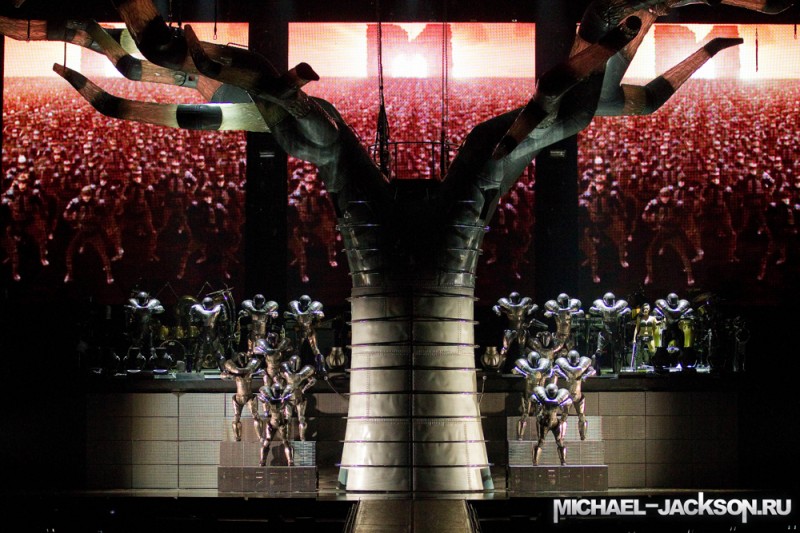 20 michael jackson.ru immortal world tour1 800x533 Майкл Джексон в шоу Cirque du Soleil «Michael Jackson — The Immortal World Tour»