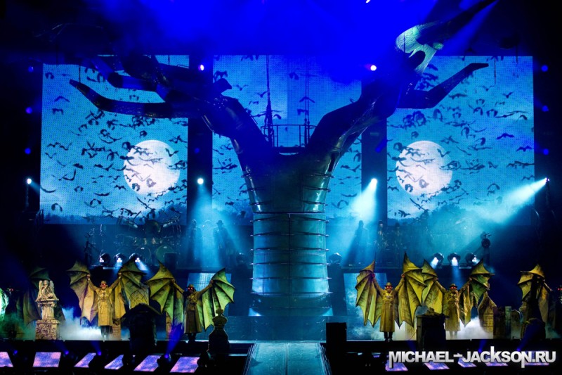21 michael jackson.ru immortal world tour 800x533 Майкл Джексон в шоу Cirque du Soleil «Michael Jackson — The Immortal World Tour»
