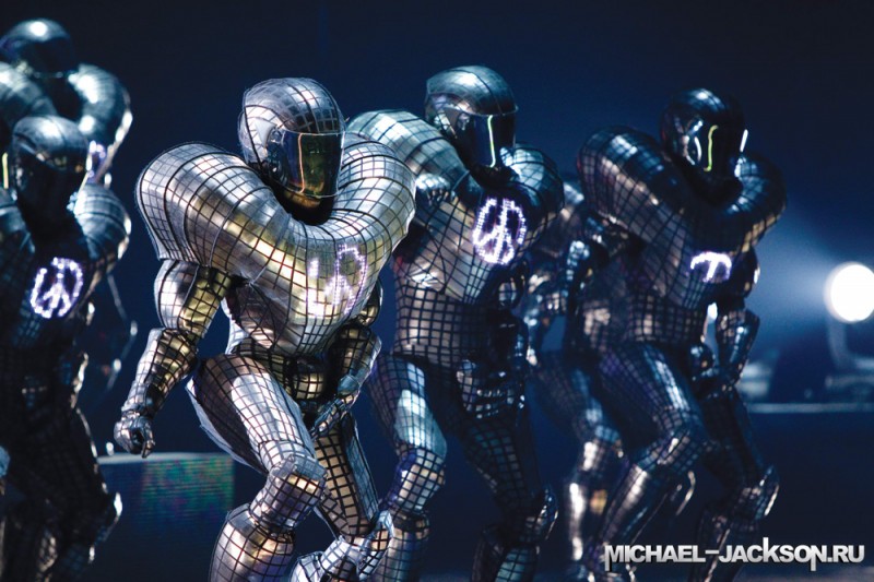 23 michael jackson.ru immortal world tour 800x533 Майкл Джексон в шоу Cirque du Soleil «Michael Jackson — The Immortal World Tour»