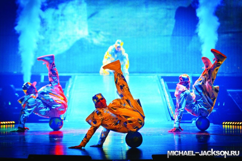 28 michael jackson.ru immortal world tour 800x533 Майкл Джексон в шоу Cirque du Soleil «Michael Jackson — The Immortal World Tour»