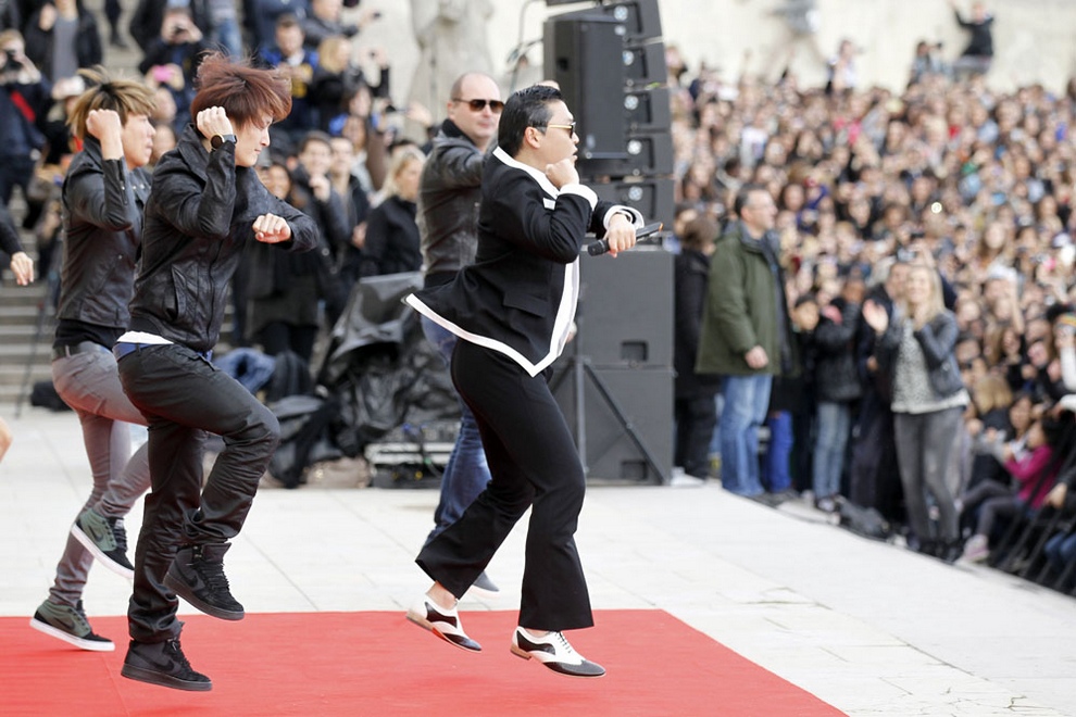 Gangnamstyle 3 Автор «Gangnam Style» устроил флешмоб в Париже