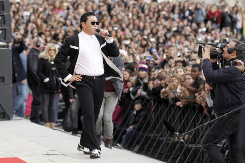 Gangnamstyle 4 800x533 Автор «Gangnam Style» устроил флешмоб в Париже