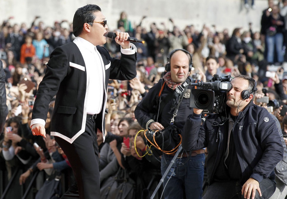 Gangnamstyle 5 Автор «Gangnam Style» устроил флешмоб в Париже