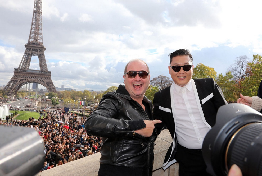Gangnamstyle 6 Автор «Gangnam Style» устроил флешмоб в Париже