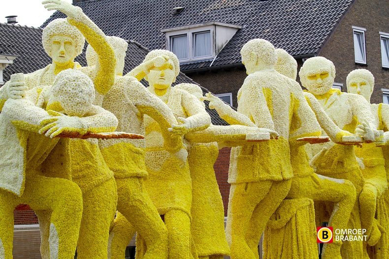 flowersculptures 4 Грандиозные скульптуры из цветов в голландском Зюндерте