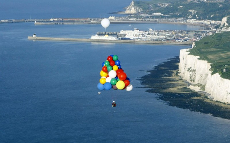 helium balloons 1 800x499 На воздушных шарах через Атлантический океан