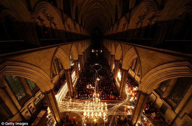 solsberiyskiisobor 2 Величественное зрелище: Солсберийский собор в свете сотен свечей
