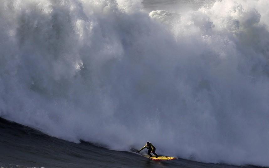 McNamara02 Гавайский серфер на огромной волне в Португалии