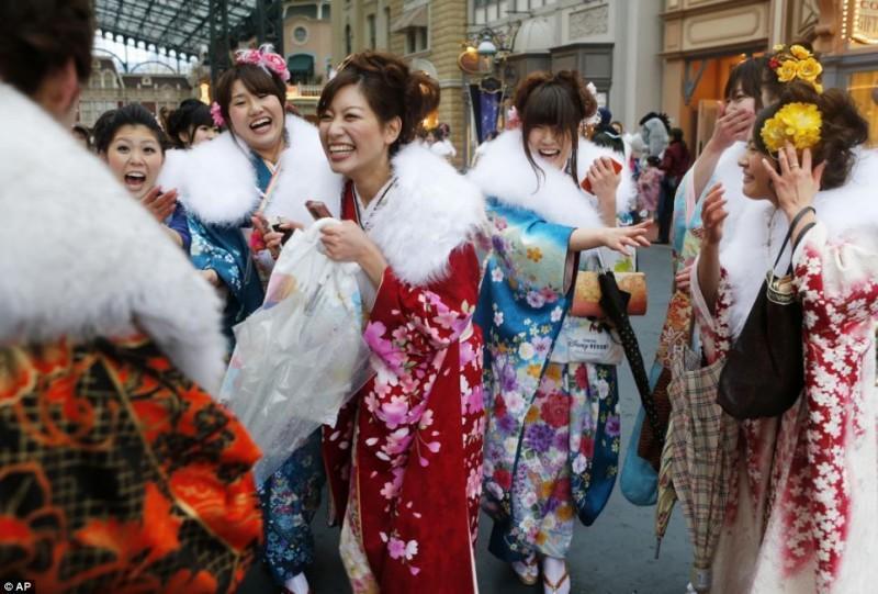 adulthood01 800x541 Юные японки празднуют вступление во взрослую жизнь