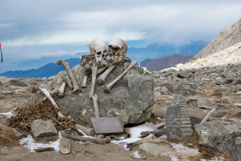 skeletons07 800x535 Озеро скелетов Роопкунд в Индии