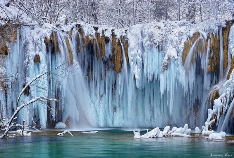 FrozenWaterfalls06 800x542 Удивительные замерзшие водопады по всему миру