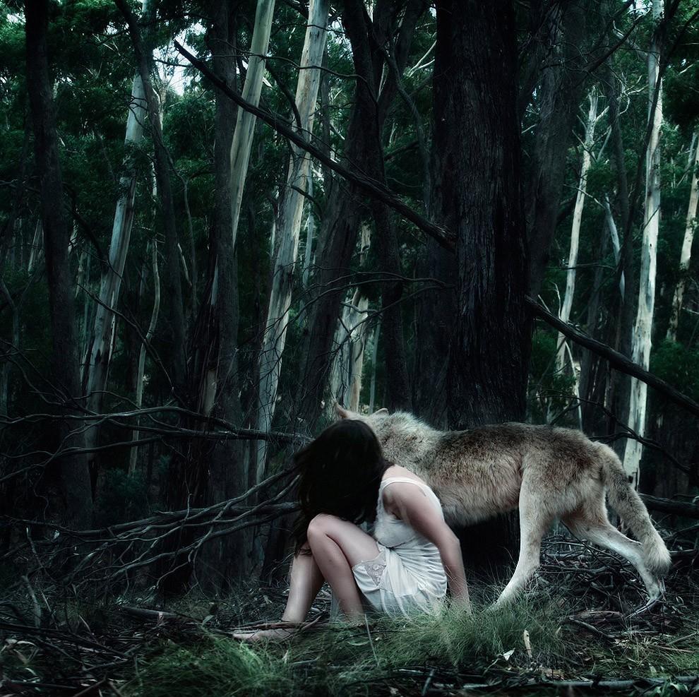 Голая девушка в лесу показывает всё что прятала