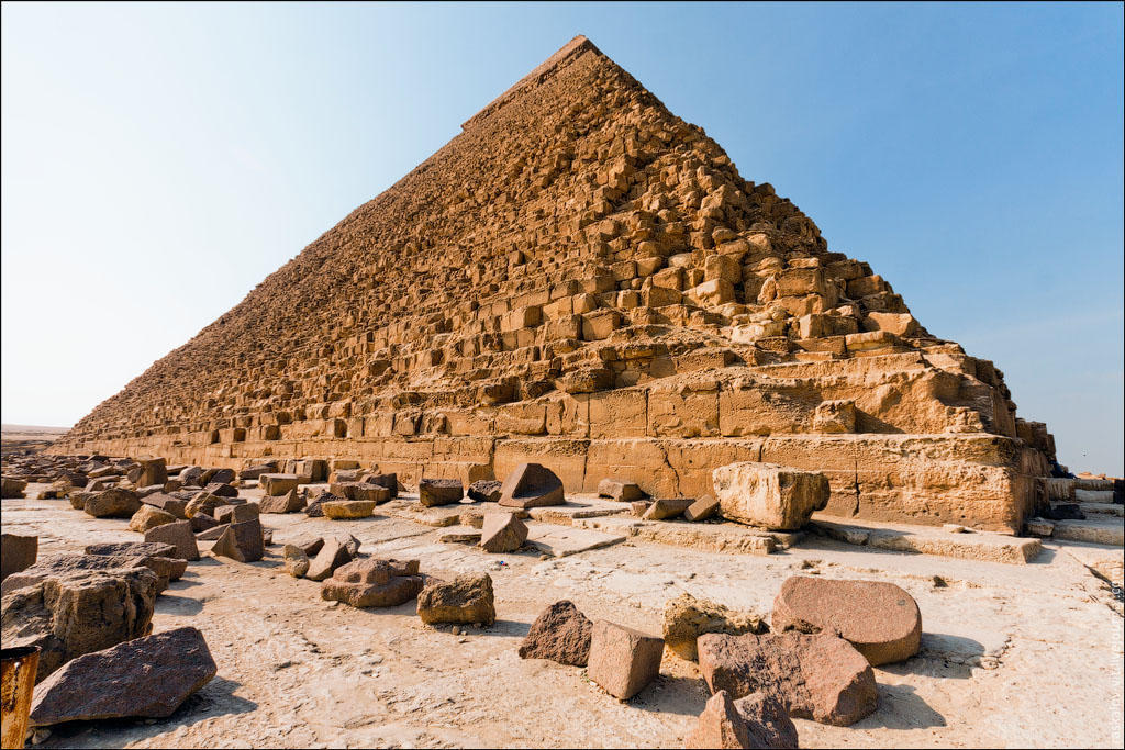  Московские руферы забрались на египетские пирамиды